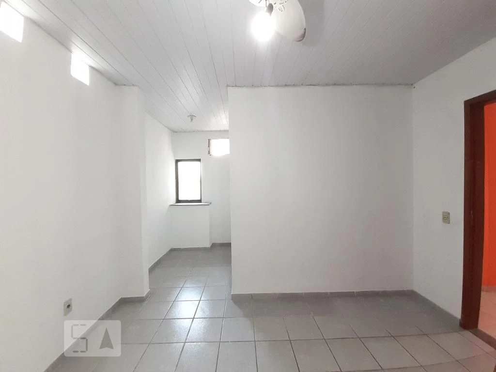 Apartamento sem mobília com cozinha fechada e armários — photo 5