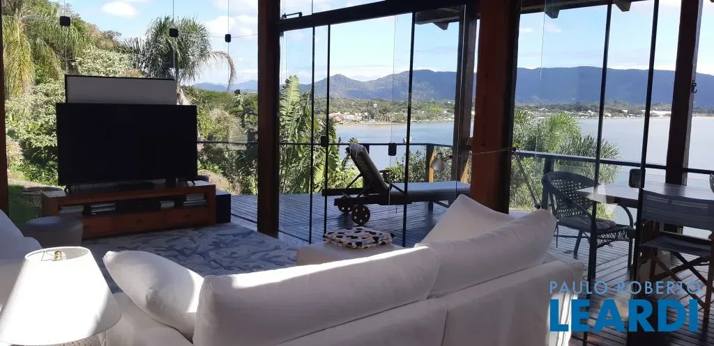 Single-story house with 5 bedrooms and floor-to-ceiling windows — photo 9