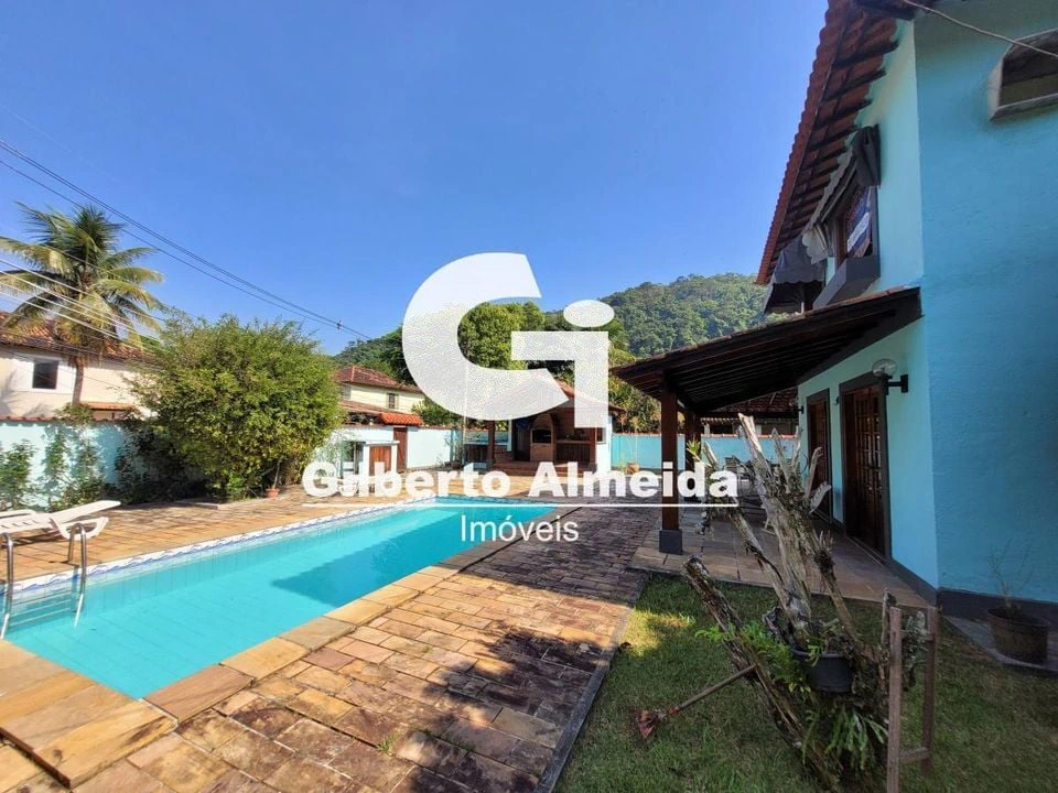 3-bedroom house with a grill on the balcony