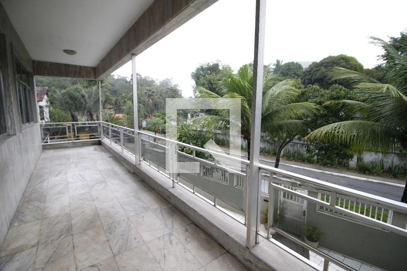 Condominium house with a balcony and private garden — photo 2