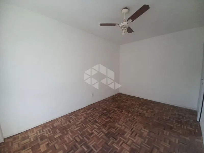 2-bedroom apartment with wood or laminate floors — photo 4