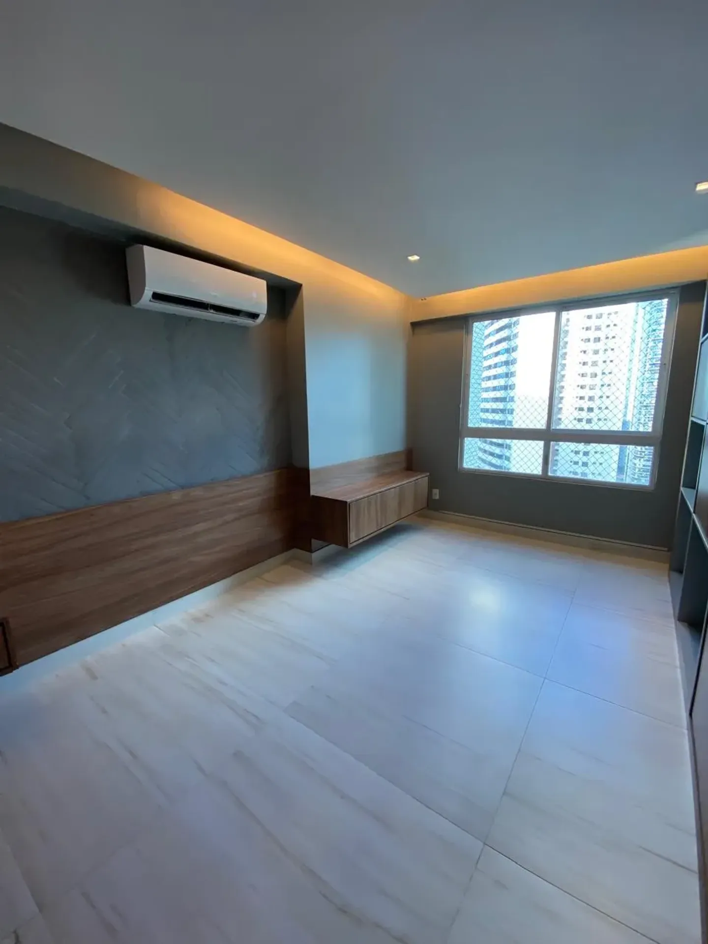 Glass-enclosed balcony in a 3-bedroom apartment, 125 m² — photo 15