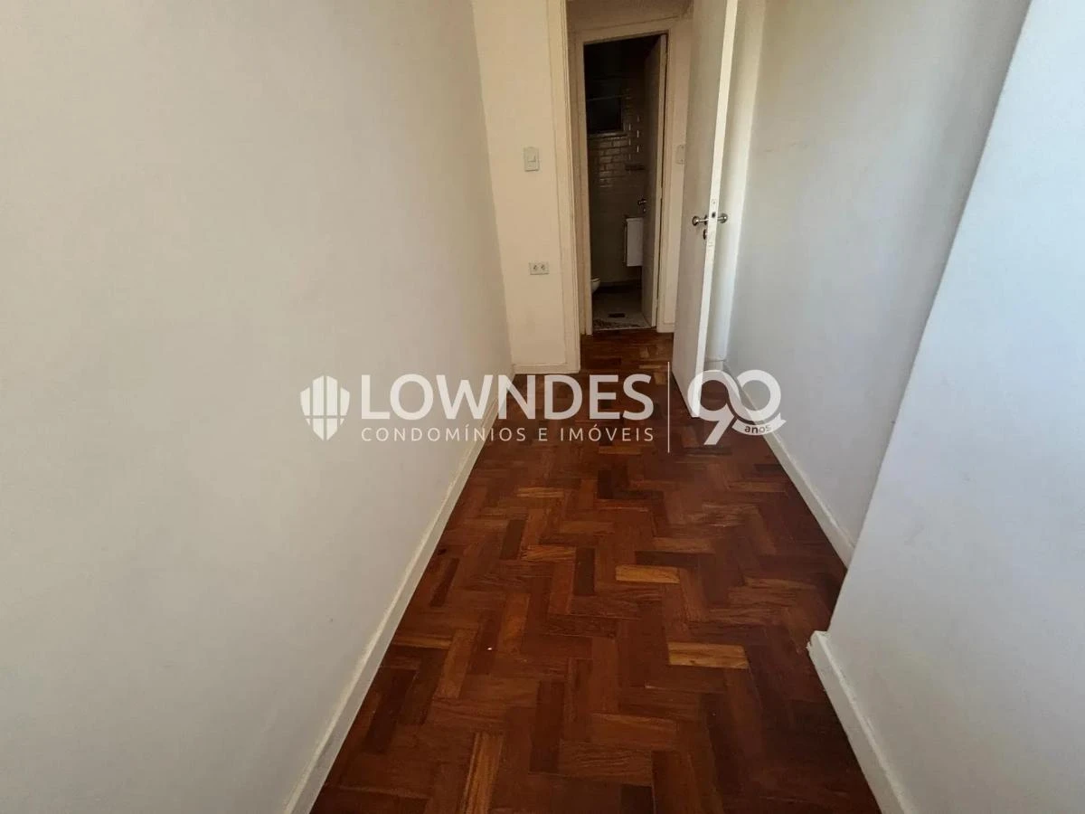 One-bedroom apartment with wood or laminate floors — photo 18
