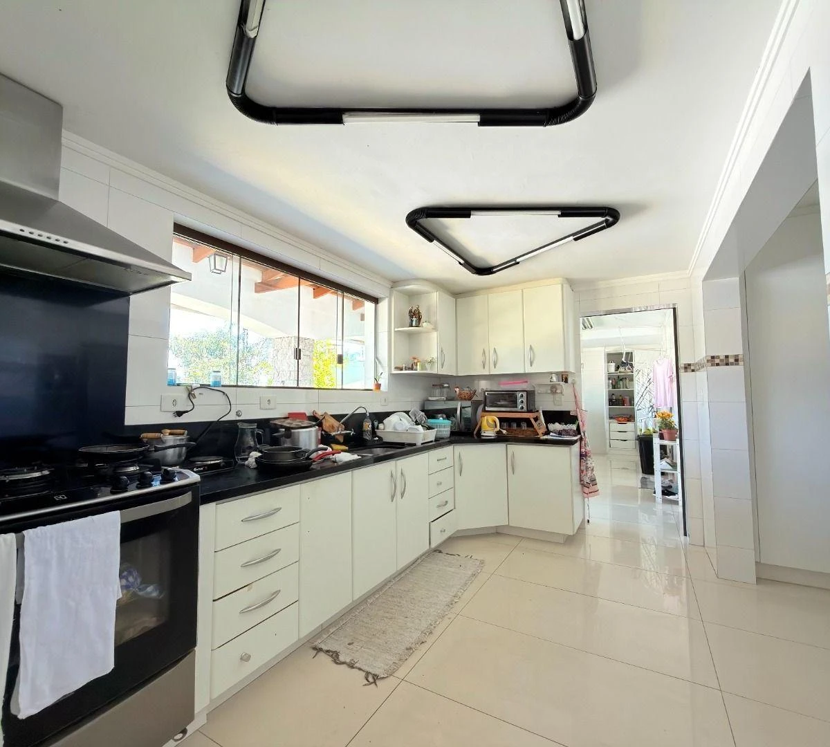 4-bedroom house with a bathtub in Curitiba — photo 2