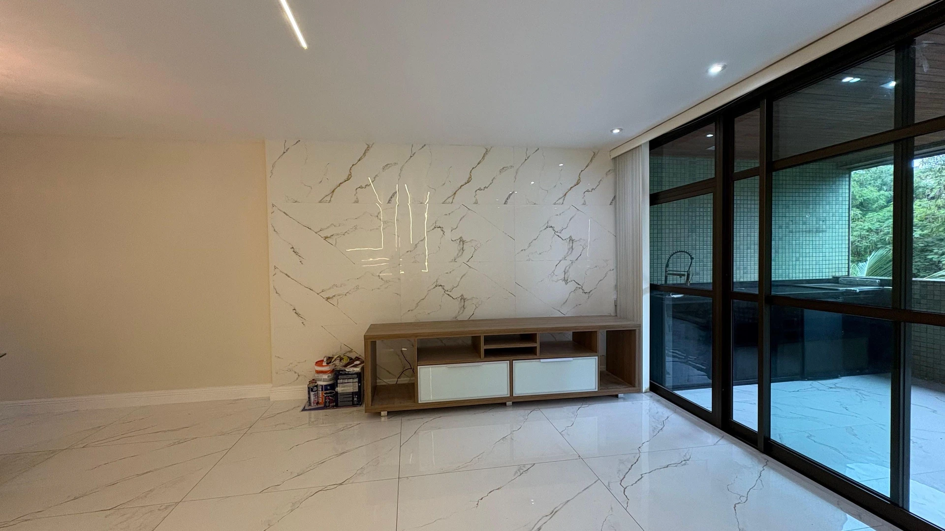 Glass-enclosed balcony in a 3-bedroom apartment, 120 m² — photo 25