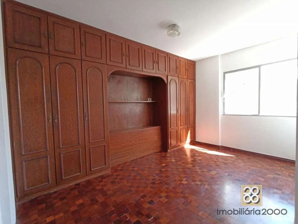 3-bedroom apartment with wood or laminate floors — photo 13