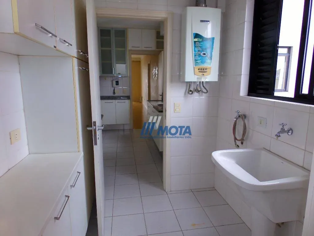 3-bedroom apartment with a bathtub — photo 29