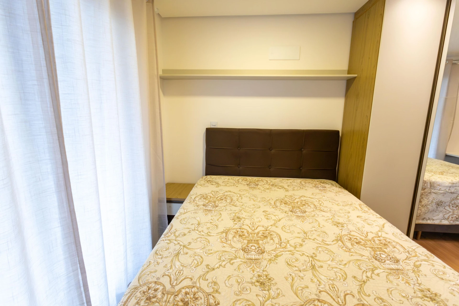 28 m² studio with a home office and a glass-enclosed balcony — photo 12