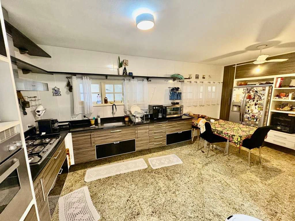 Furnished 4 en-suite bedrooms with 9 bathrooms — photo 23