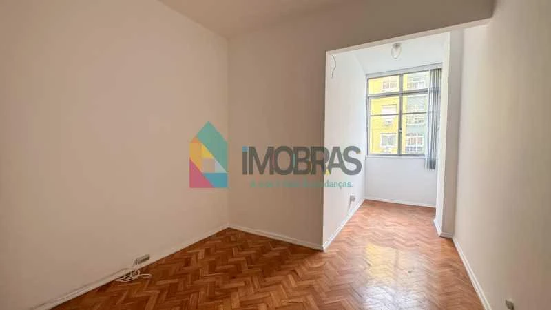 Wood or laminate floors in a 2-bedroom apartment, 65 m² — photo 13