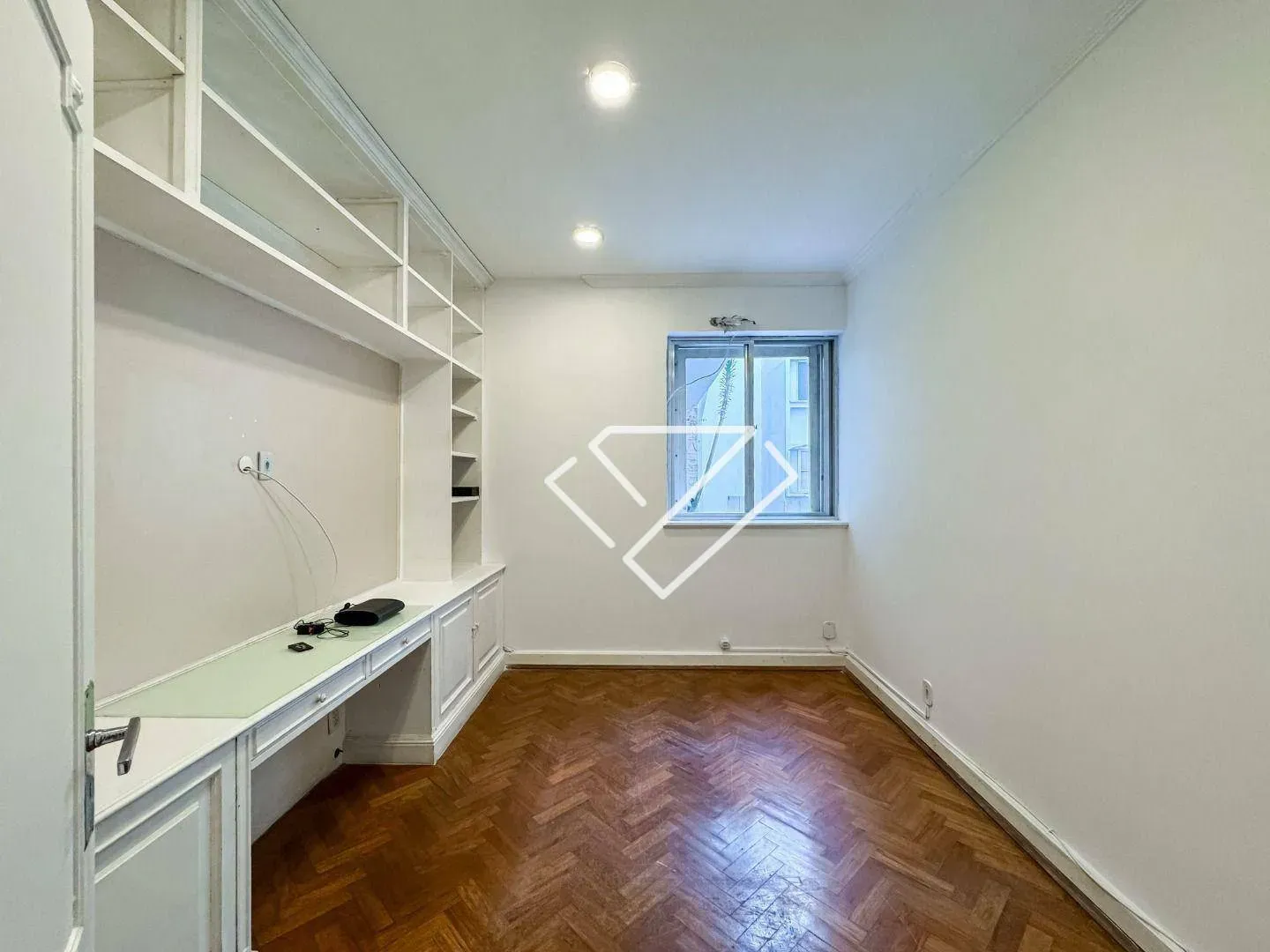 Home office in a 3-bedroom apartment, 189 m² — photo 9