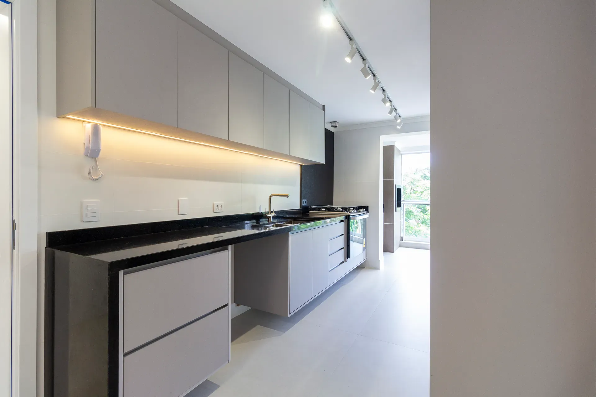Unfurnished 4-bedroom apartment with 5 bathrooms — photo 20