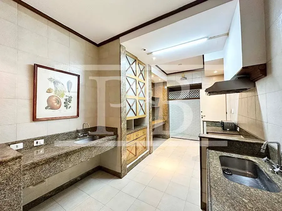 3-bedroom apartment with enclosed glass balcony — photo 34