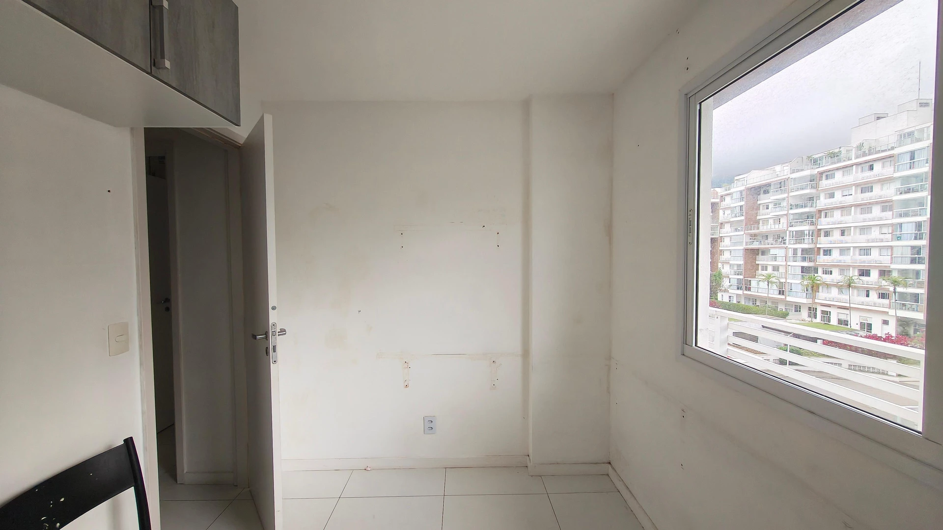 Glass-enclosed balcony in a 3-bedroom apartment, 87 m² — photo 13