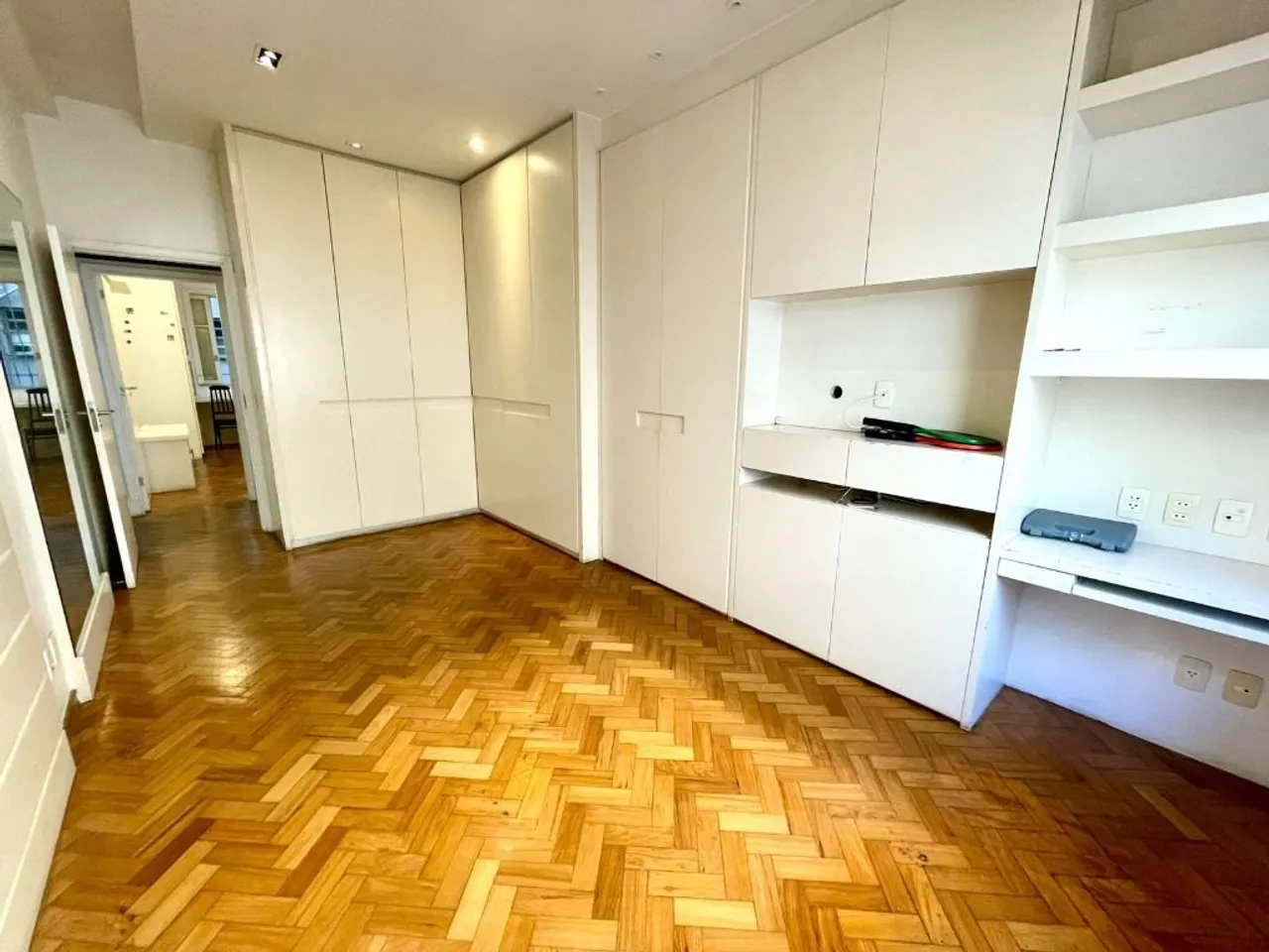 4-bedroom apartment with 300 m² and separate kitchen — photo 12
