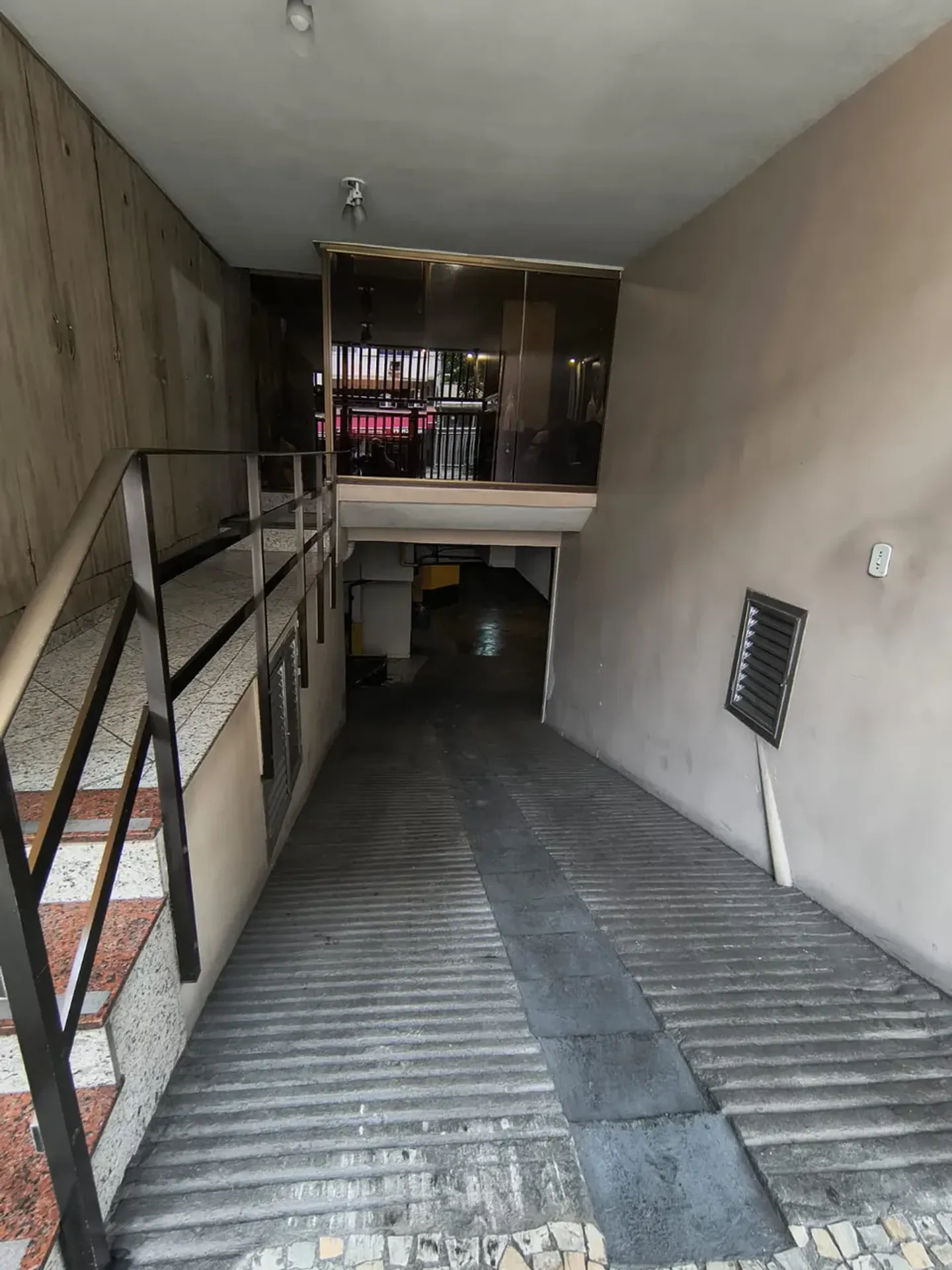 Дерев'яна підлога або ламінат та 1 спальня: квартира 32 м² — photo 17
