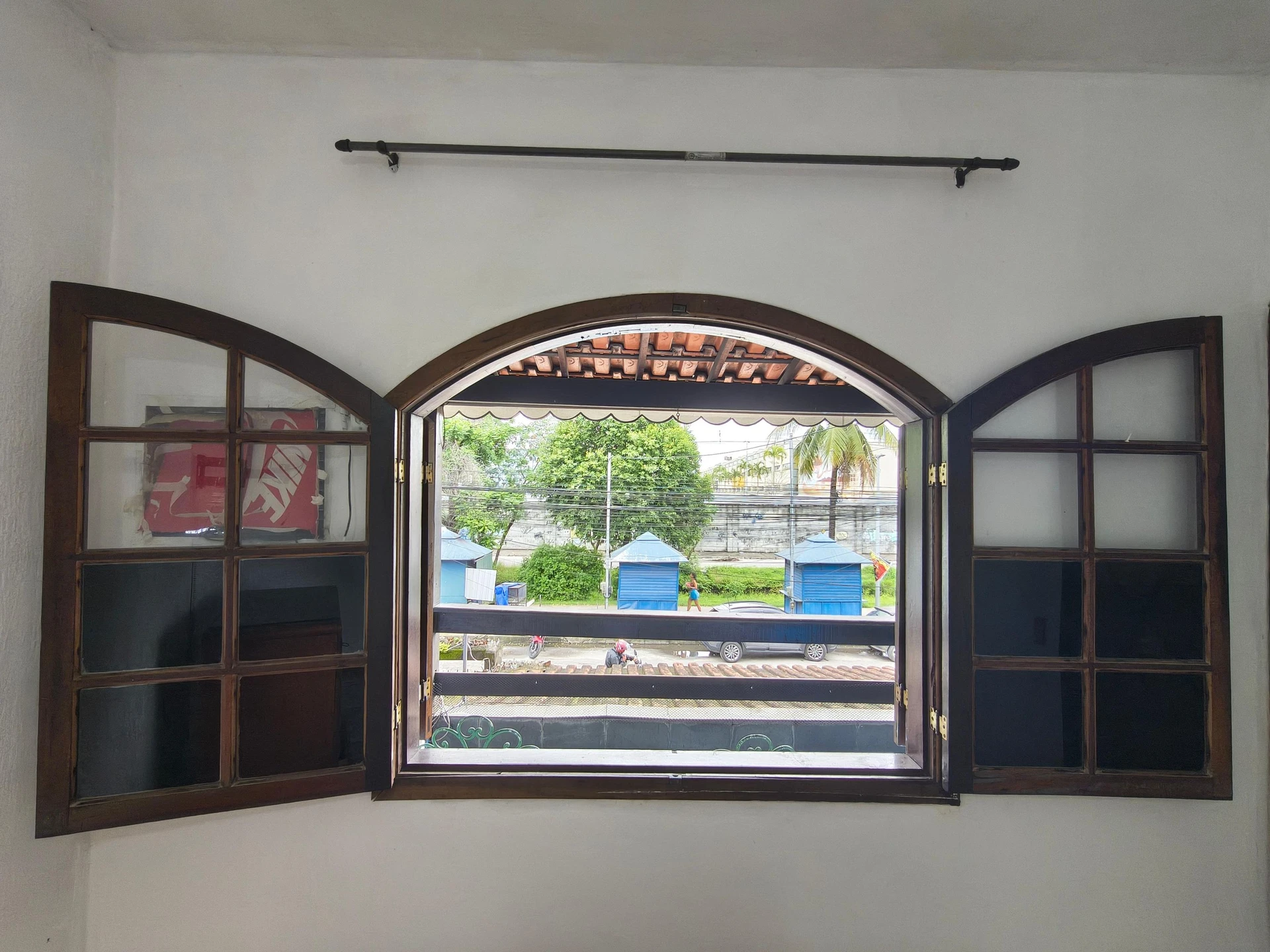 2-bedroom house with floor-to-ceiling windows — photo 23