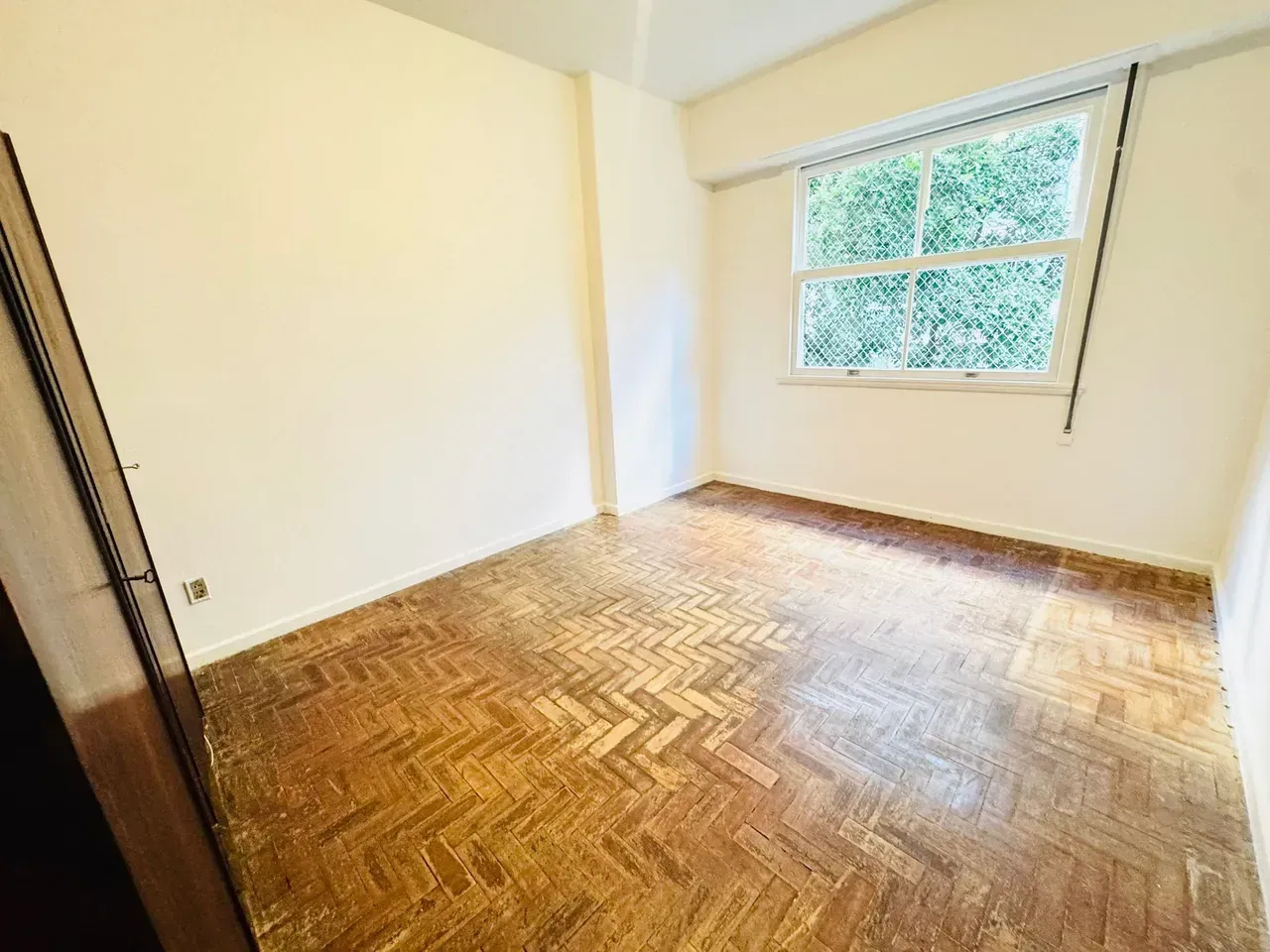 Wood or laminate floors in a 3-bedroom apartment, 129 m² — photo 21