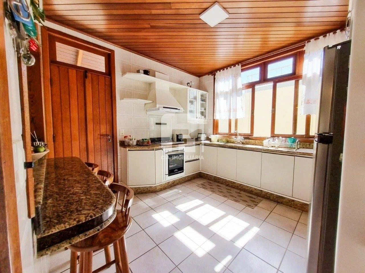 Casa de 5 dormitorios con balcón cerrado con vidrio — photo 2