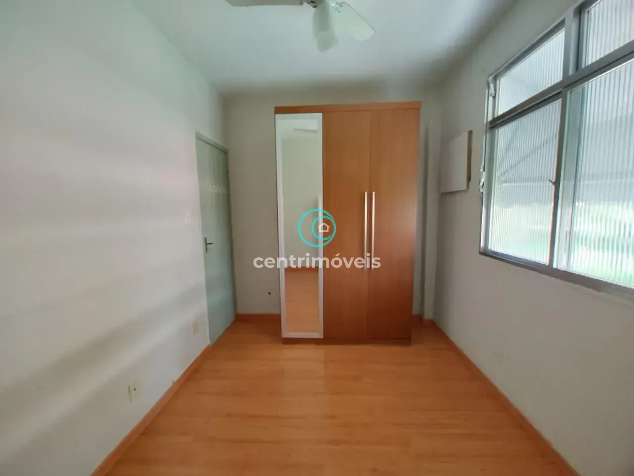 Wood or laminate floors in a 2-bedroom apartment, 50 m² — photo 2