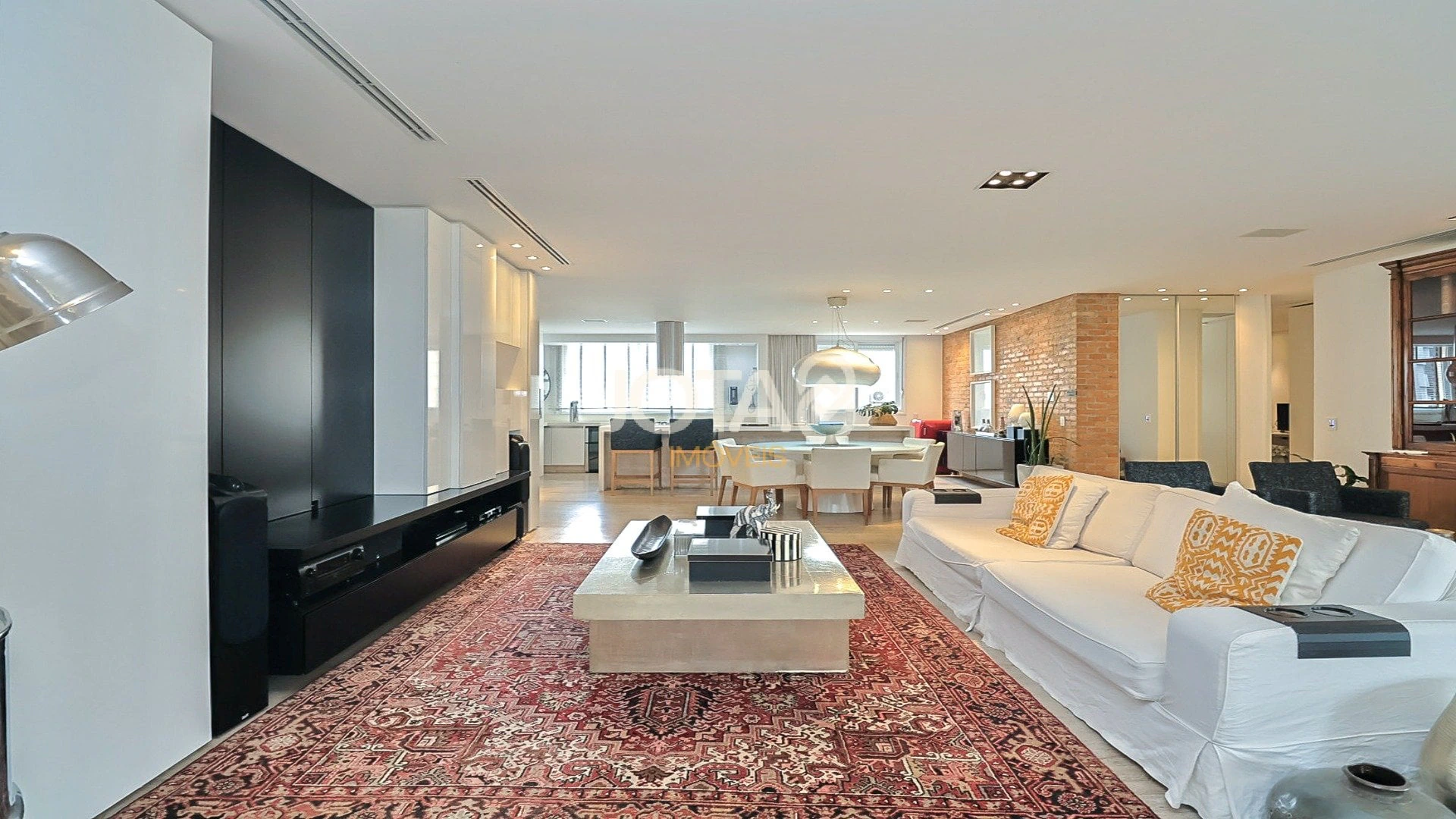 Furnished 391 m² apartment with 3 en-suite bedrooms