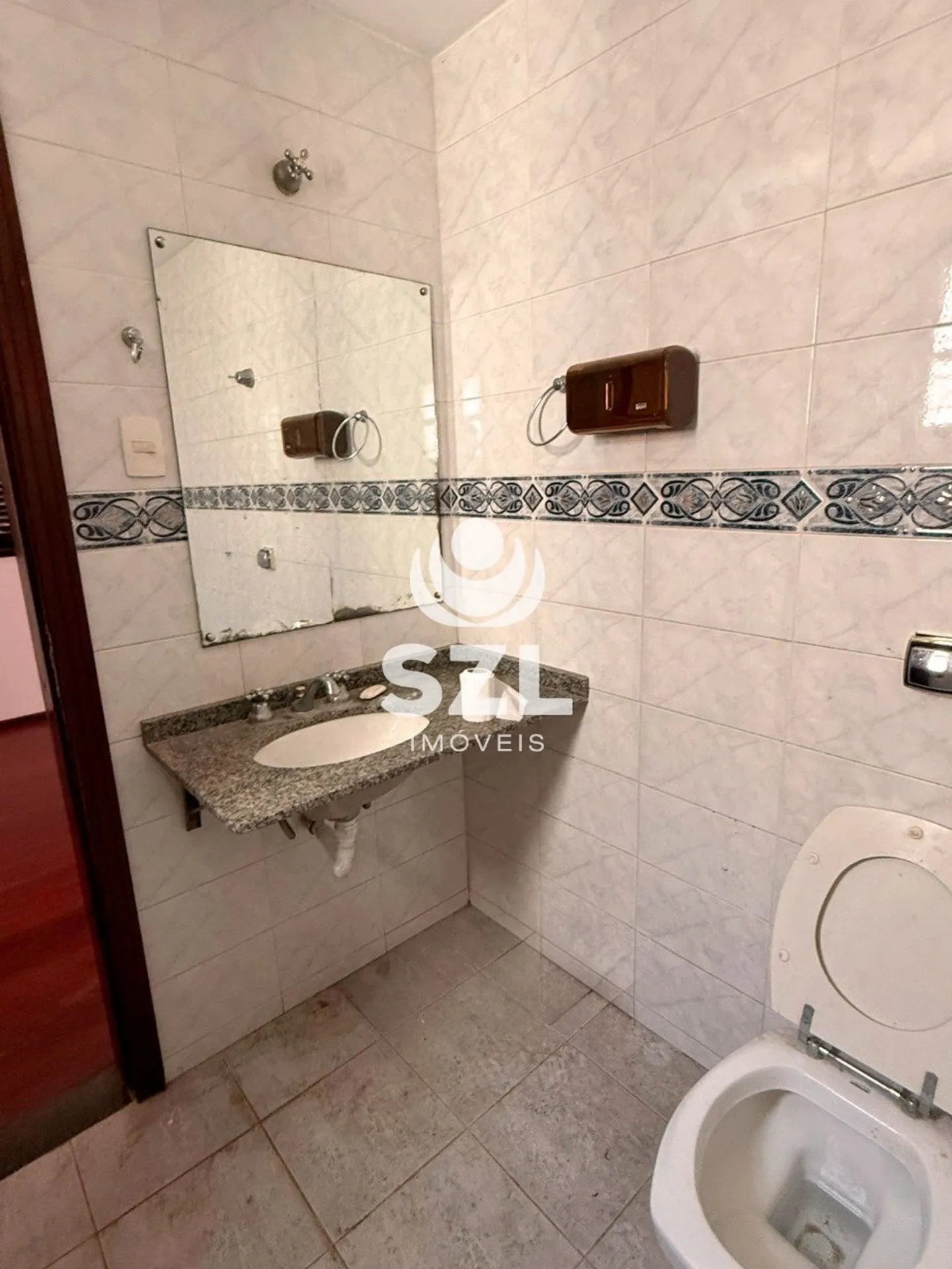 House with 5 bedrooms and 5 parking spaces — photo 21
