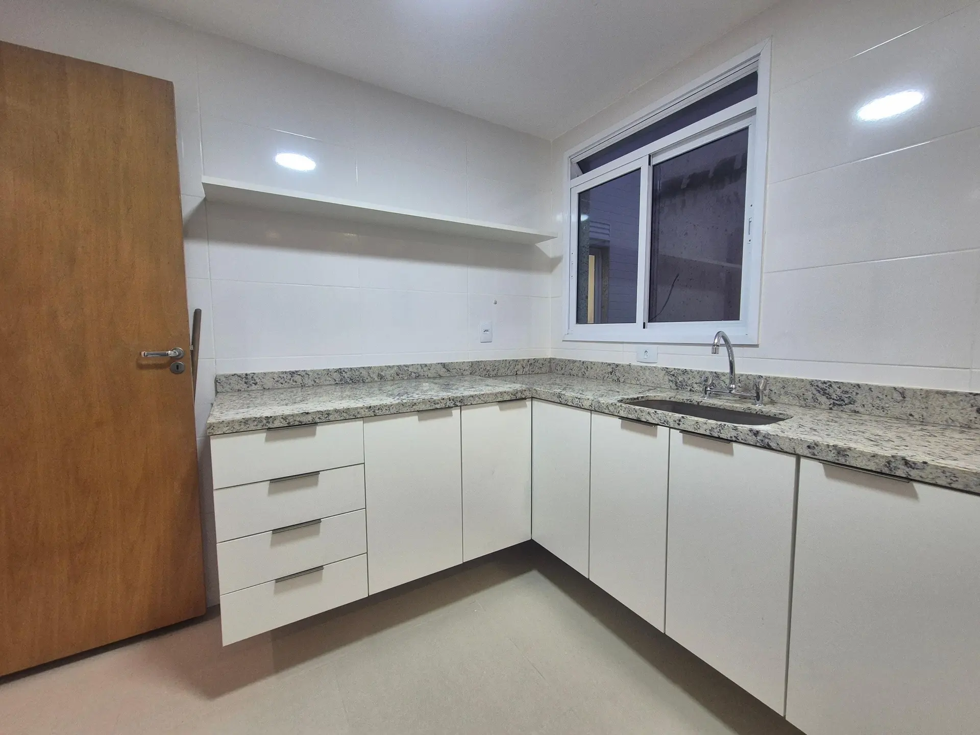 3-bedroom apartment with a grill on the balcony — photo 29