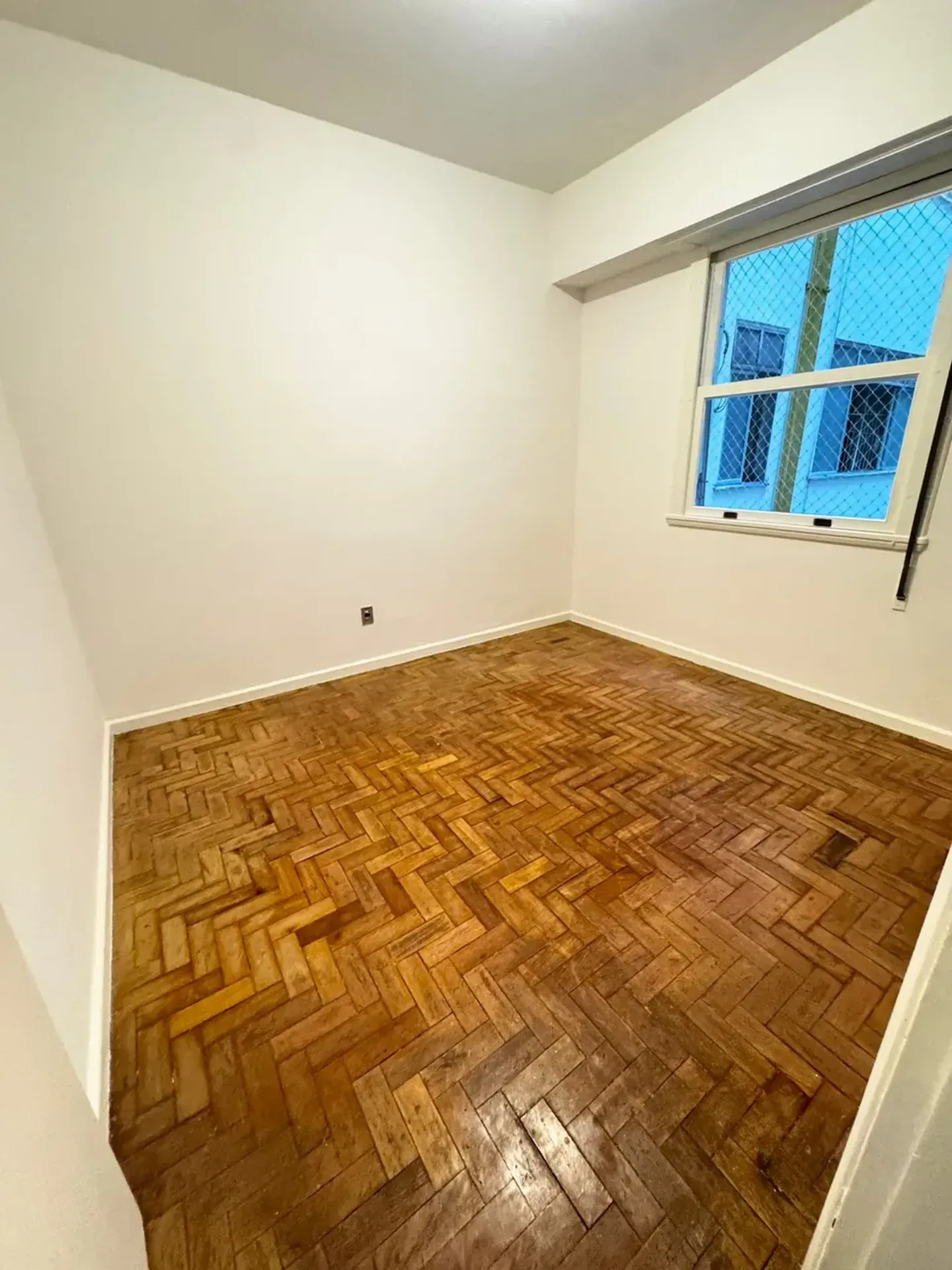 Wood or laminate floors in a 3-bedroom apartment, 129 m² — photo 24