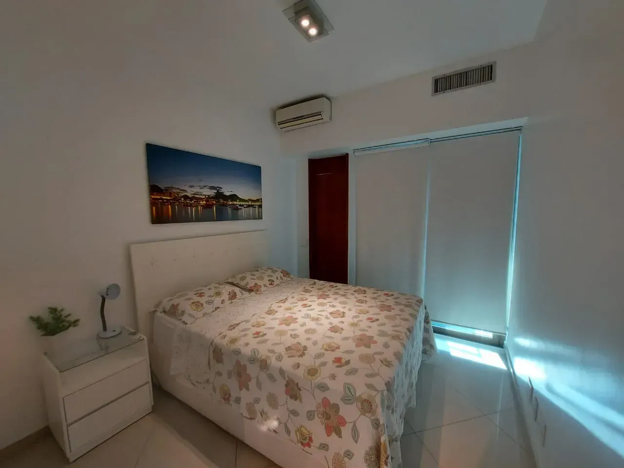 Furnished apartment with 2 bedrooms and floor to ceiling windows — photo 19