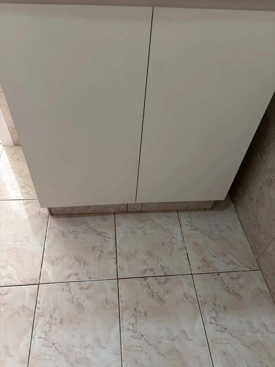Unfurnished house with a glass shower and electric showerhead — photo 2