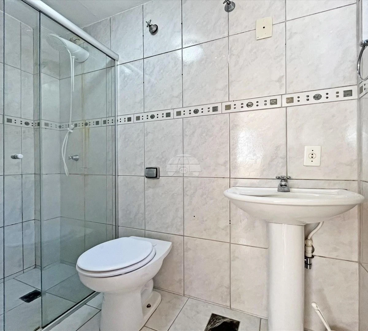 2-bedroom apartment with wood or laminate floors in Curitiba — photo 15