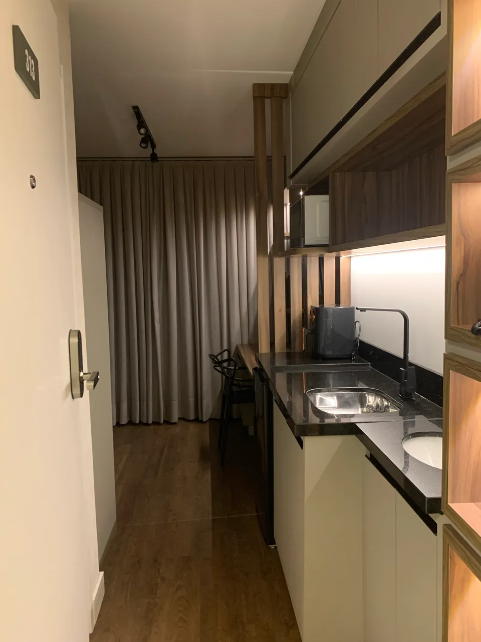 Unfurnished 1-bedroom apartment with a glass shower — photo 5