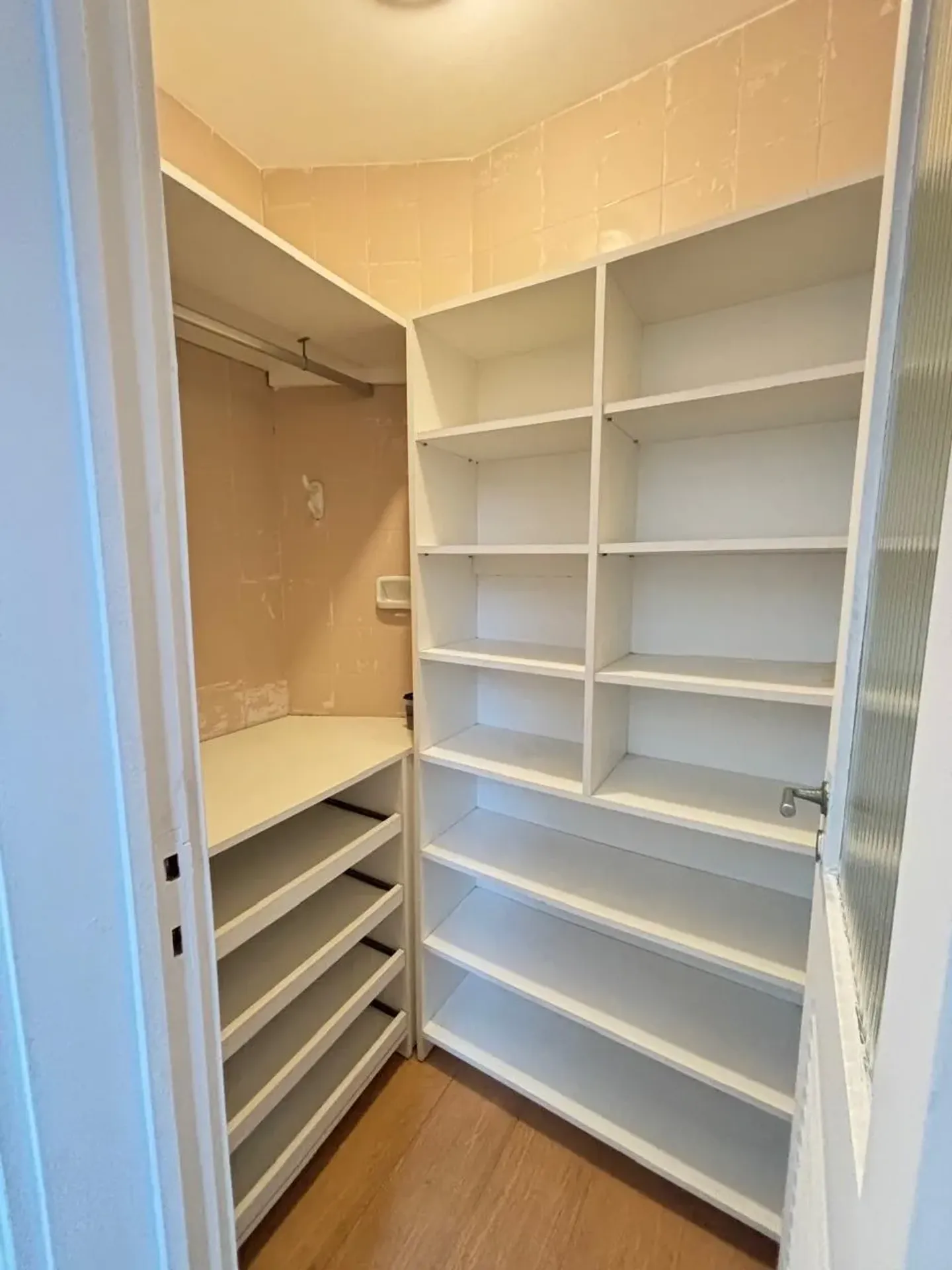 Apartment on the 3rd floor with a walk-in closet — photo 19