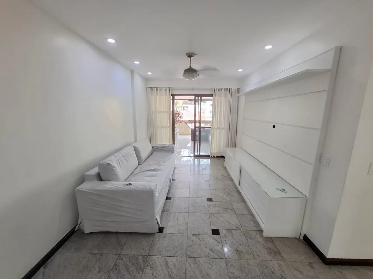 Glass-enclosed balcony in a 2-bedroom apartment, 107 m²