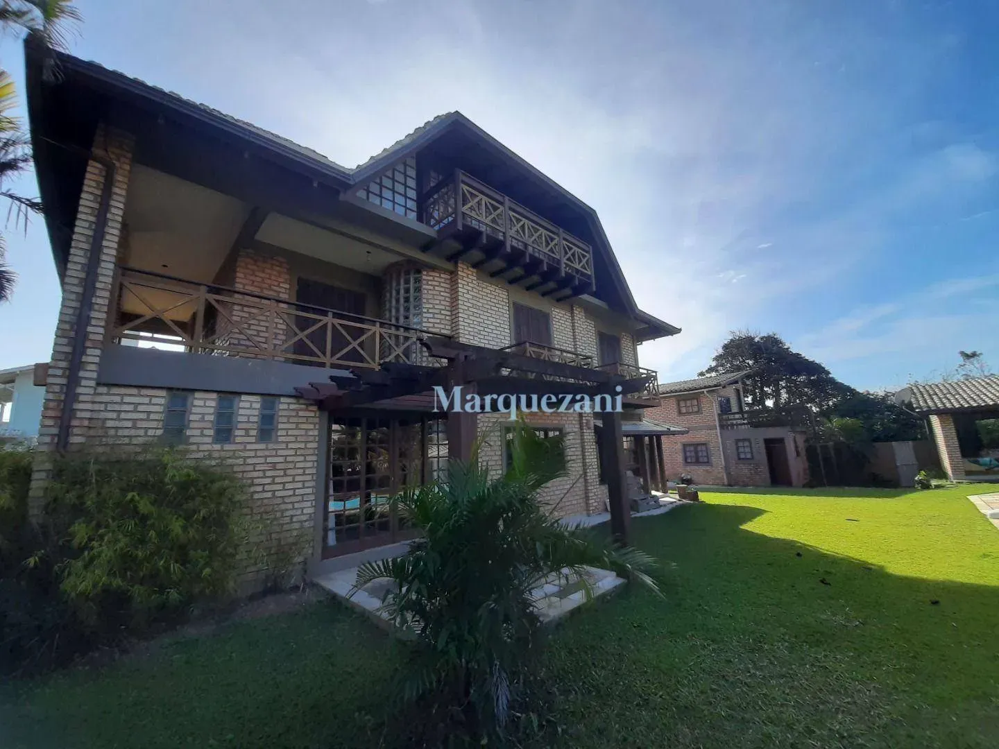 Casa mobiliada com 4 dormitórios e 5 banheiros