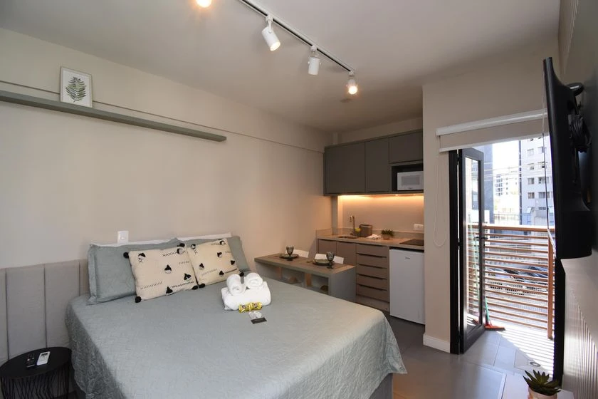 Furnished studio with a balcony and compact kitchenette — photo 4