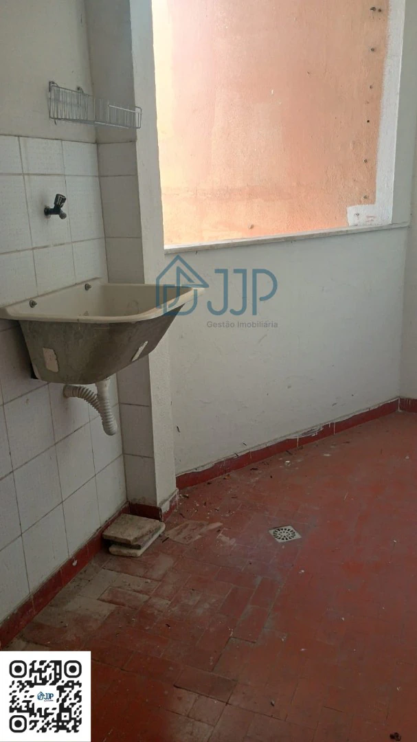 Unfurnished apartment with a closed kitchen and 2 bedrooms — photo 5