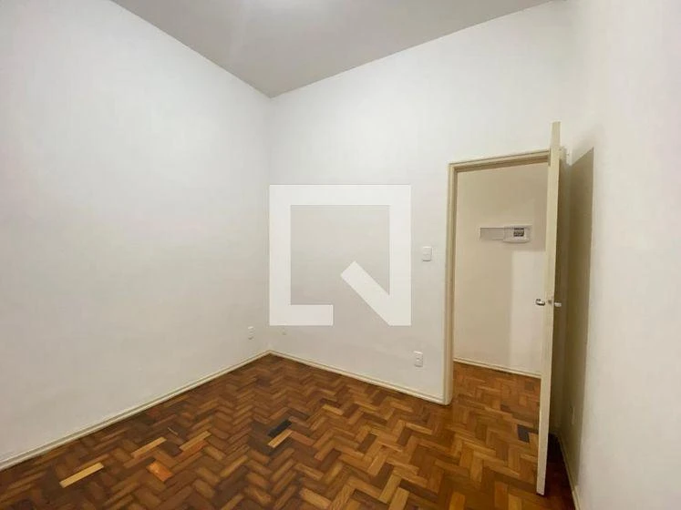 Wood or laminate floors in a one-bedroom apartment, 50 m² — photo 33
