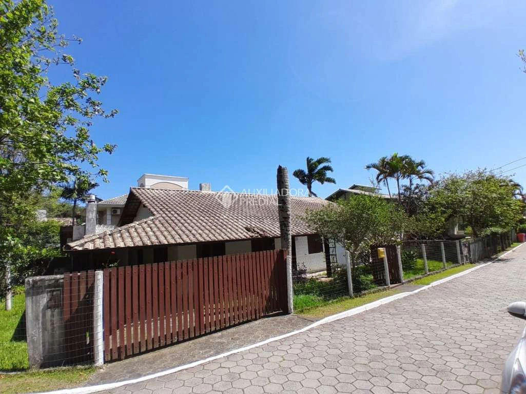 Unfurnished house with 4 bedrooms and 860 m² — photo 2