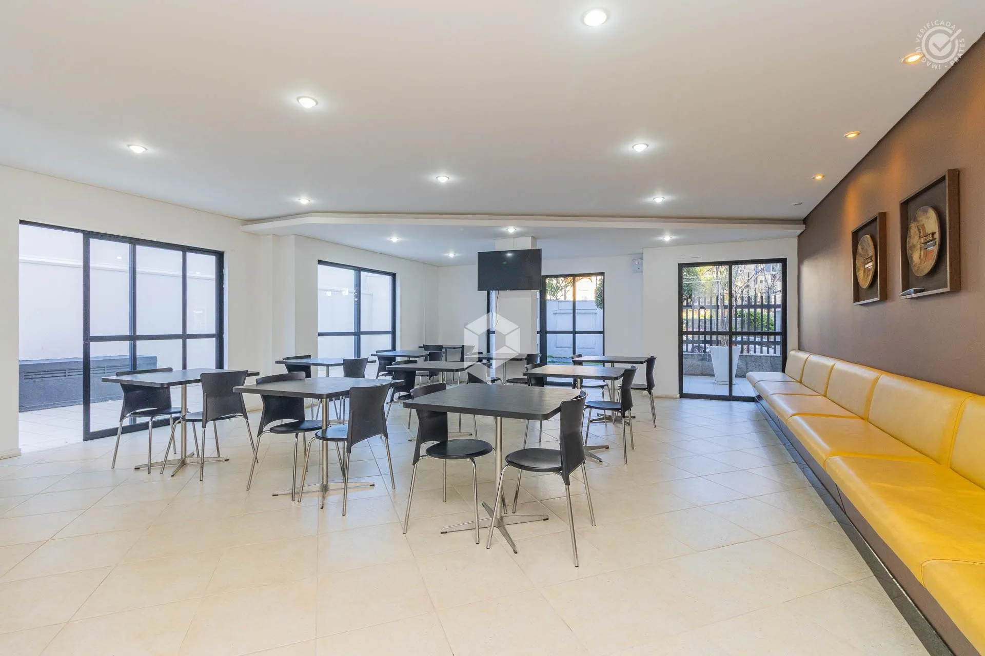 Furnished 1-bedroom apartment with a private BBQ — photo 23