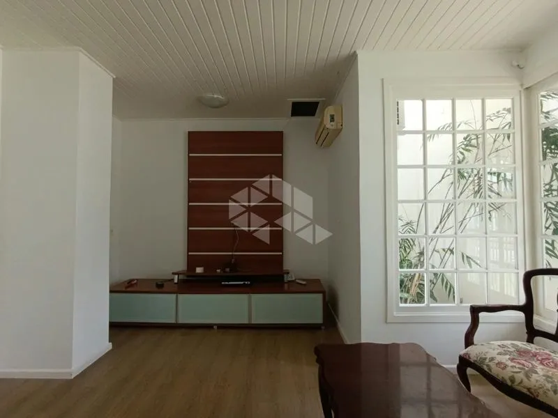 Furnished house, 222 m², with a bathtub — photo 36