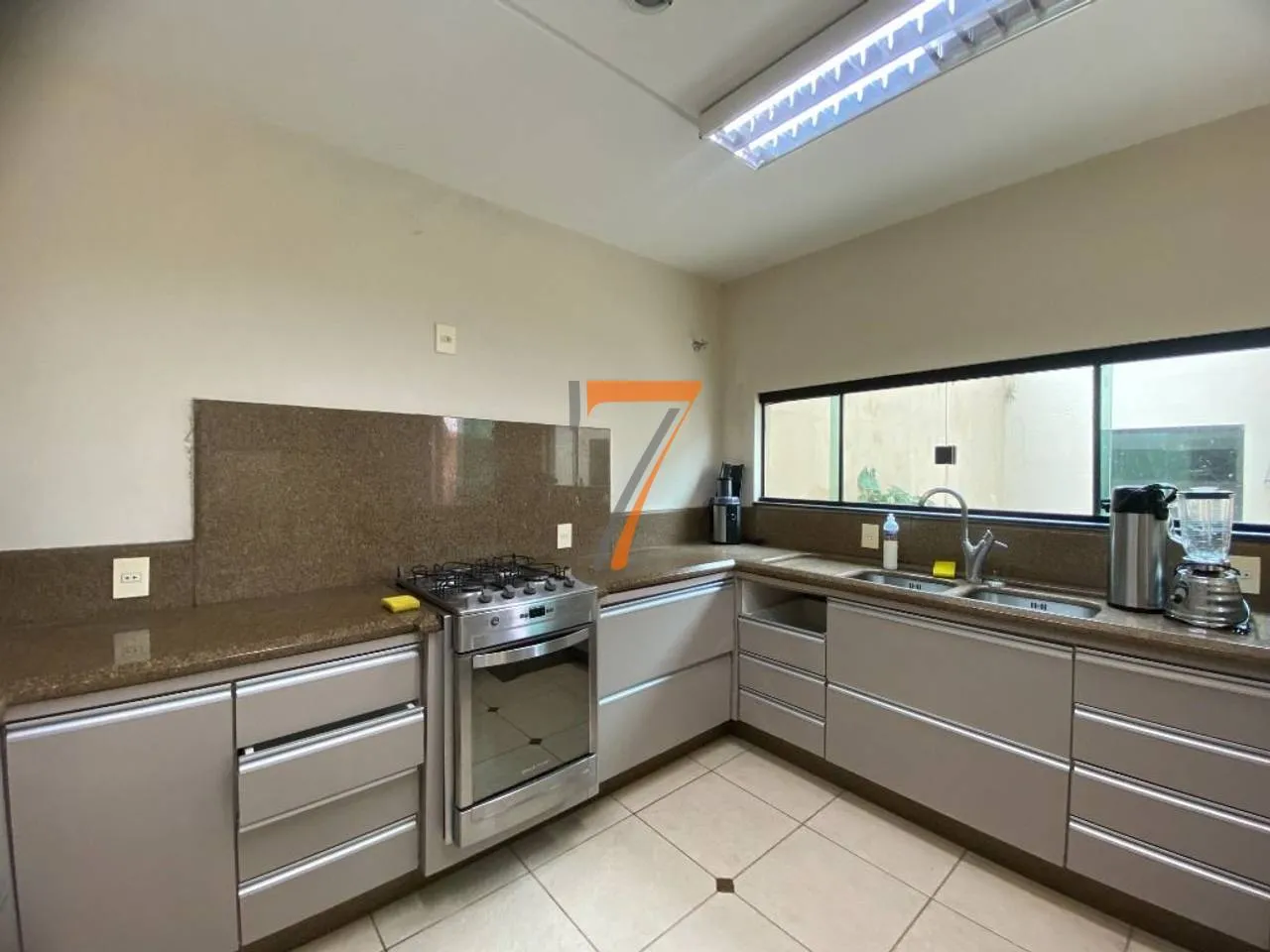 3-bedroom house with a water view in Florianópolis — photo 2
