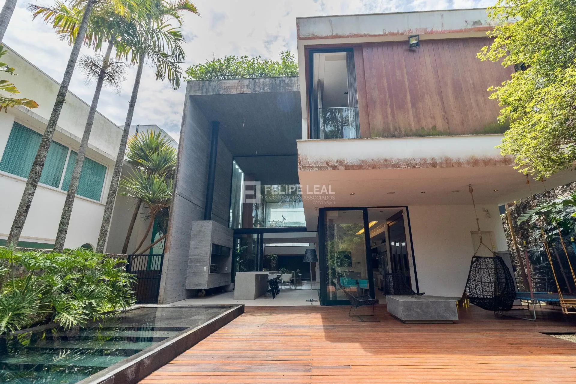 Furnished condo house with 5 en-suite bedrooms and 700 m²
