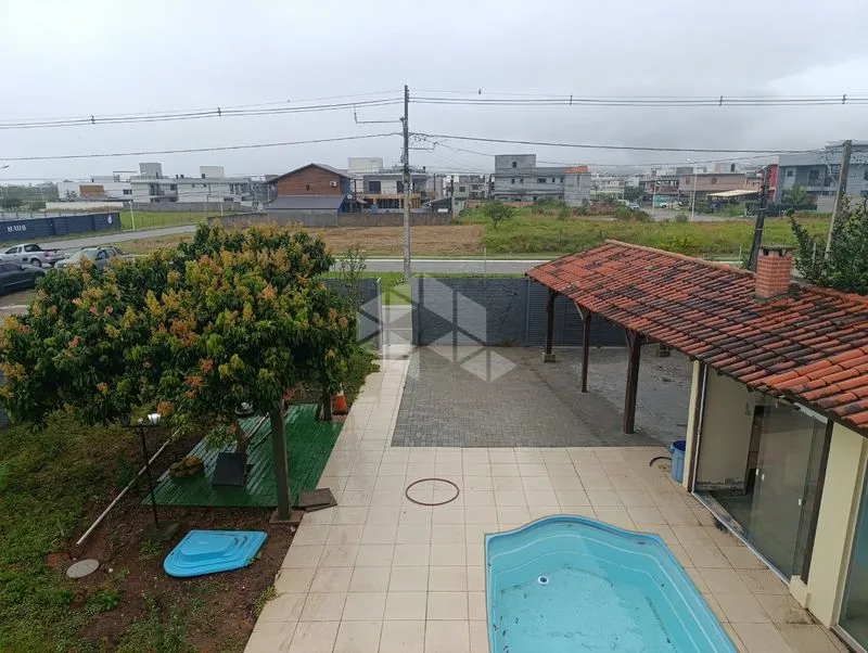 4-bedroom house with a bathtub in Florianópolis — photo 6