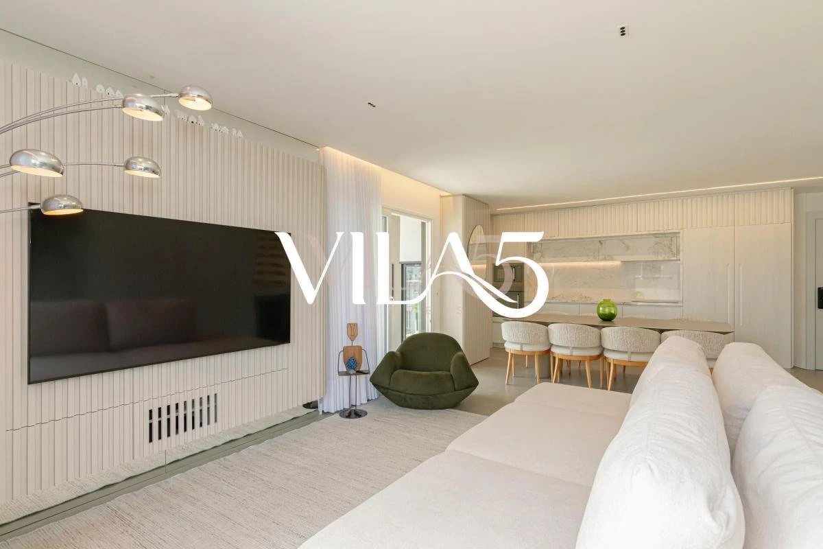 Furnished apartment, 195 m², with a glass-enclosed balcony