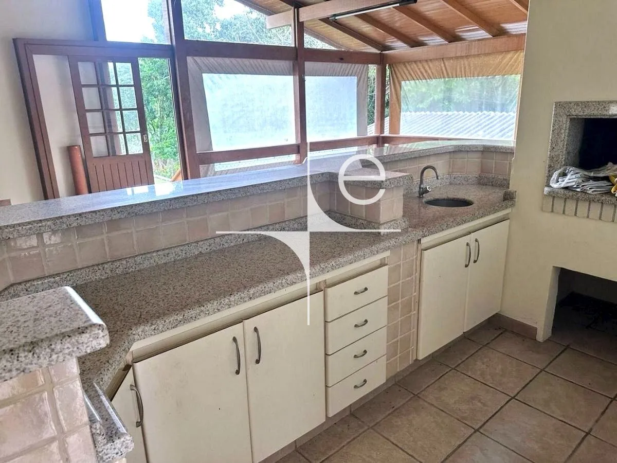 House with 3 bedrooms and 5 bathrooms, 481 m²