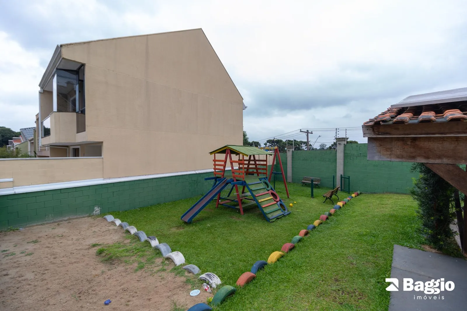 Balcony with a grill in a 3-bedroom house, 118 m² — photo 67