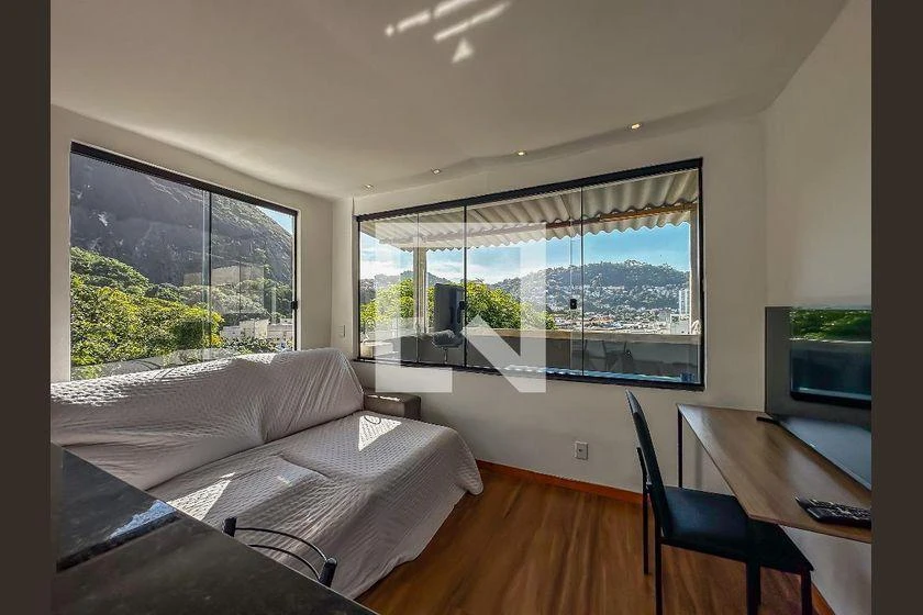 Casa mobiliada, 90 m², com janelas do piso ao teto