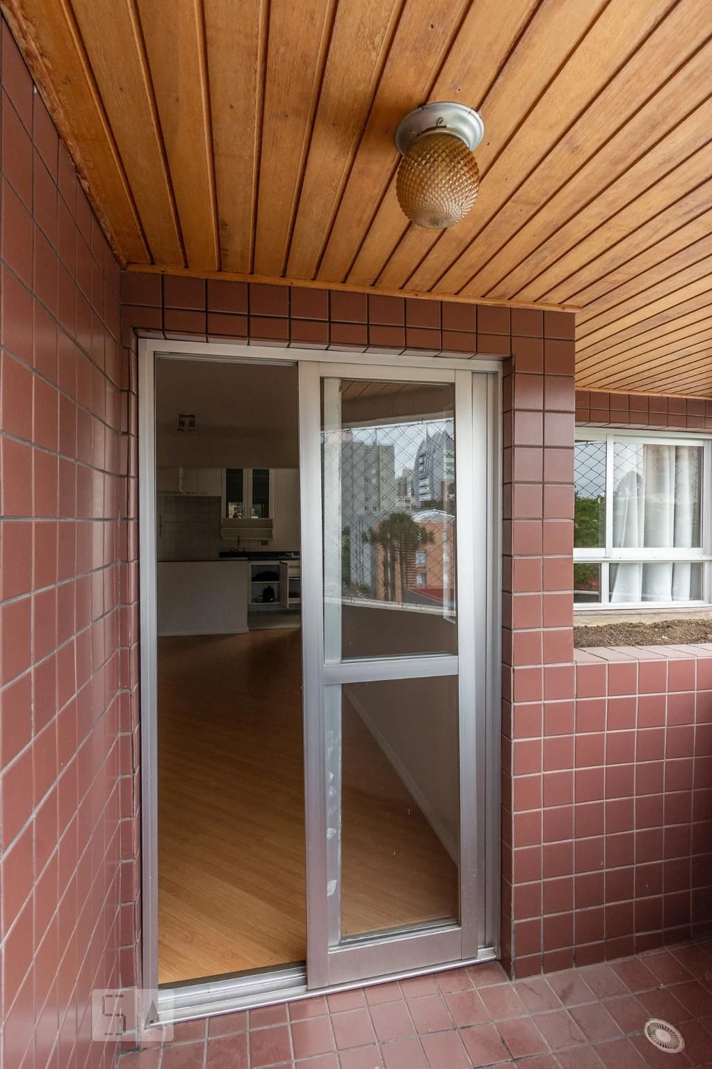 Apartamento com piso de madeira ou laminado, Centro — photo 28