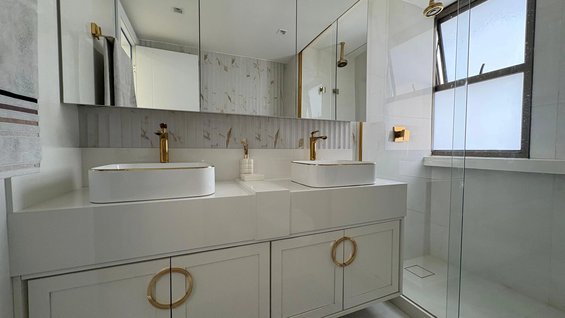 Jacuzzi in a 5-bedroom apartment, 217 m² — photo 75